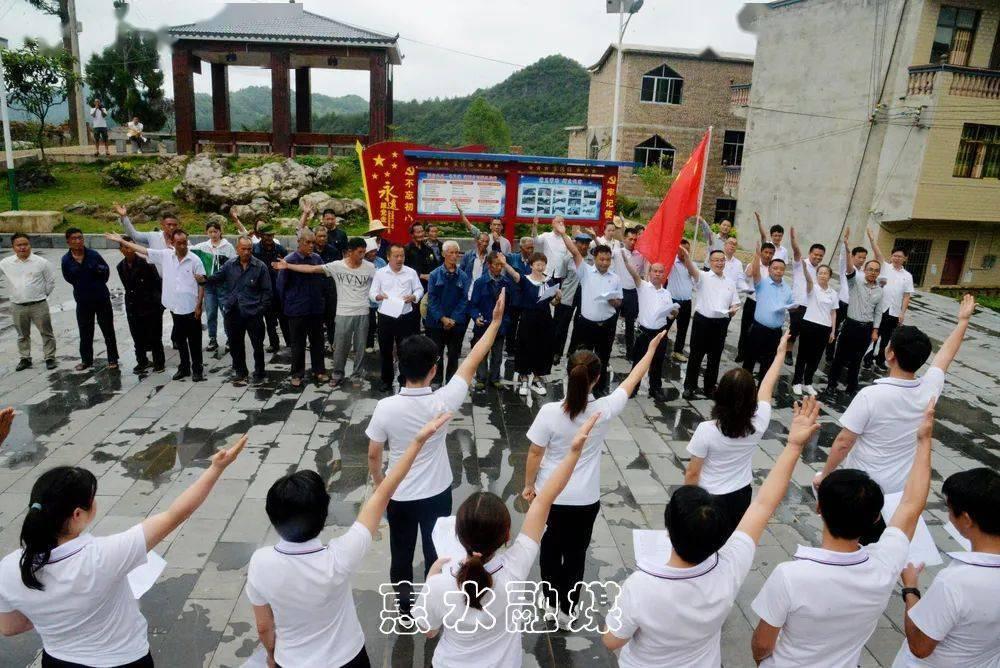 1988年,吉林老中医葬礼上,母狼含泪往棺木扔野果,哀嚎不肯离去